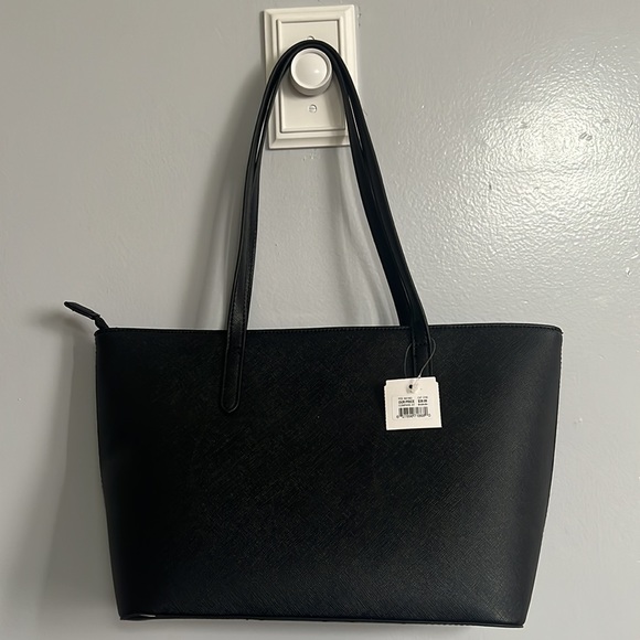 Aldo black shoulder bag with 3 pockets inside. New with tag - Picture 3 of 4